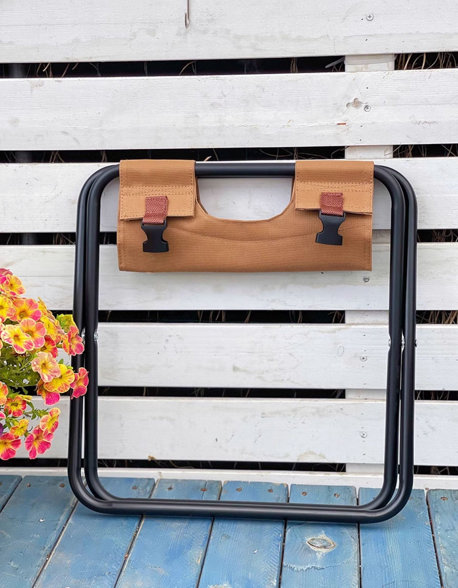 Foldable chair-backpack